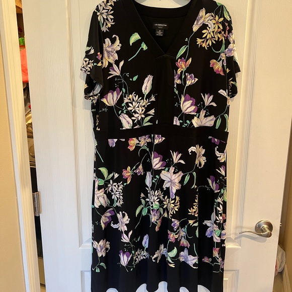 Liz Claiborne Black Floral Vneck Short 